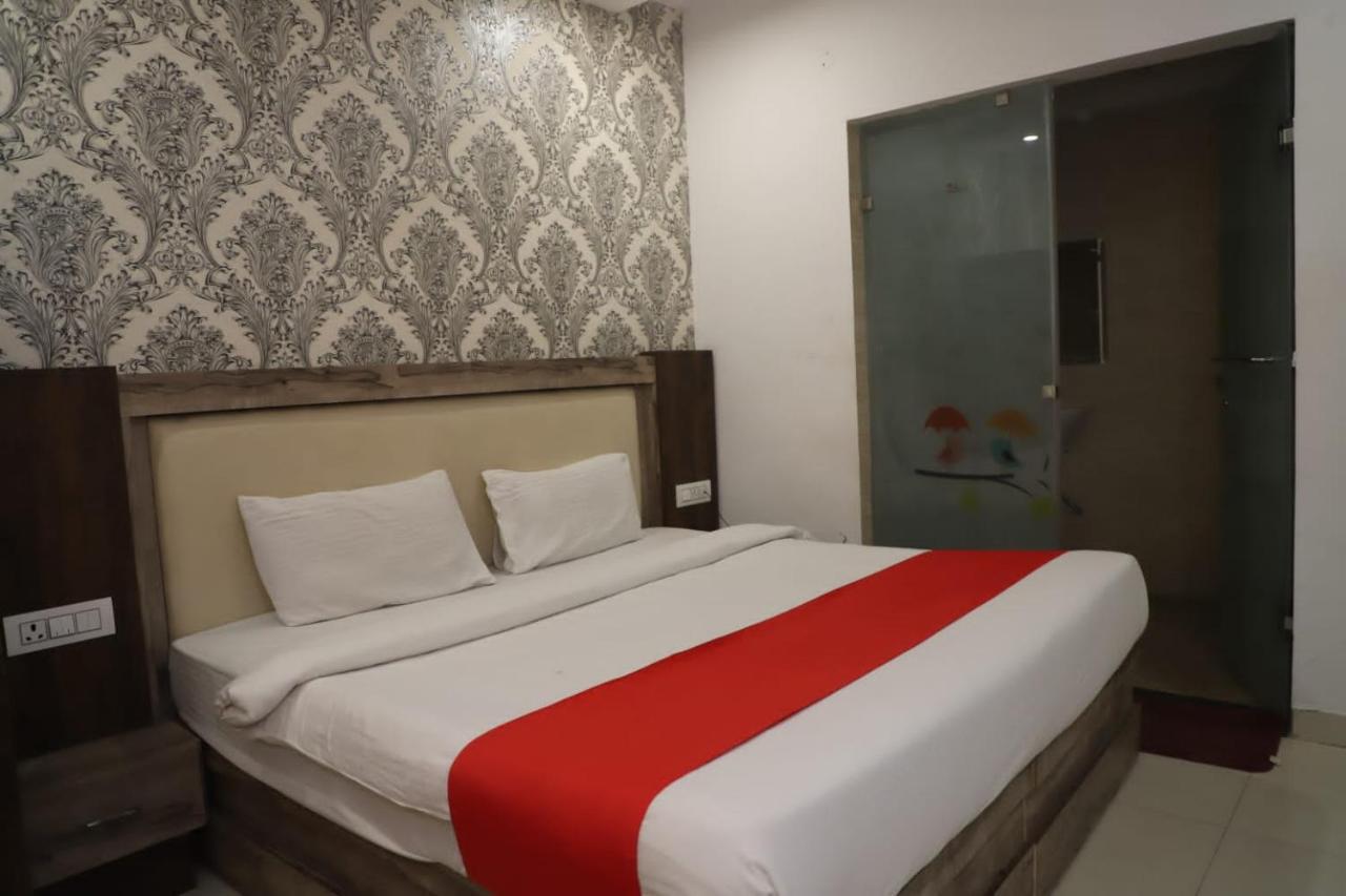 Hotel Almond Zirakpur エクステリア 写真