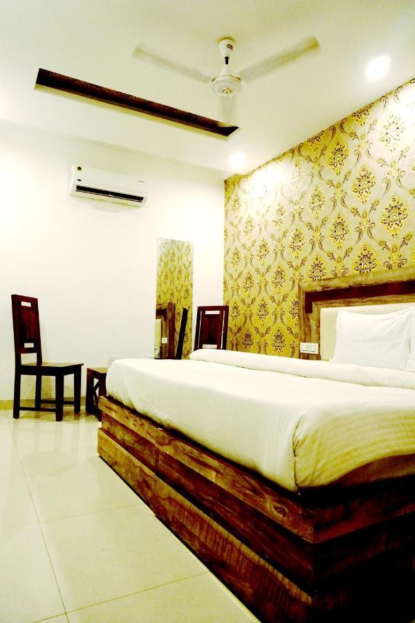 Hotel Almond Zirakpur エクステリア 写真