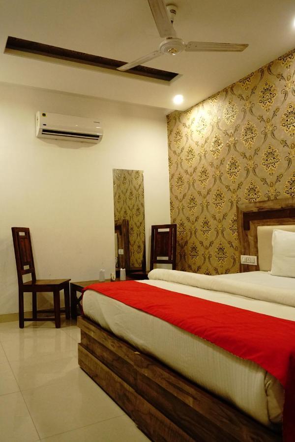 Hotel Almond Zirakpur エクステリア 写真